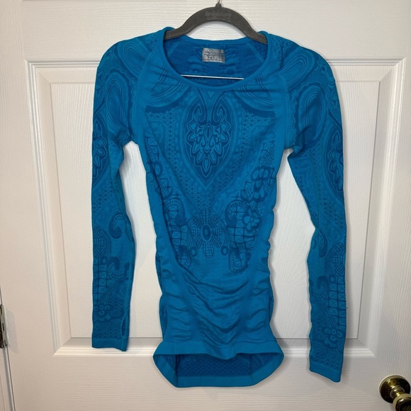 Athleta Blue Patterned Long Sleeve Womens Performance Top Thumb Loops Size Small - Picture 1 of 4